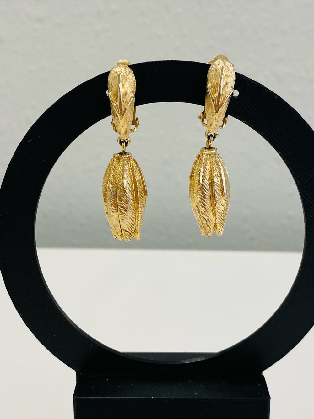 Vintage Textured Tulip Bud Dangle Drop Clip On Earrings Gold Tone Unsigned